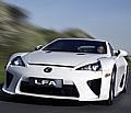 Der LEXUS LFA schöpft 560 PS aus einem V10-Zylinder Triebwerk, dessen Sound und Kraftentwicklung unmittelbar an einen reinrassigen Rennwagen denken lassen.